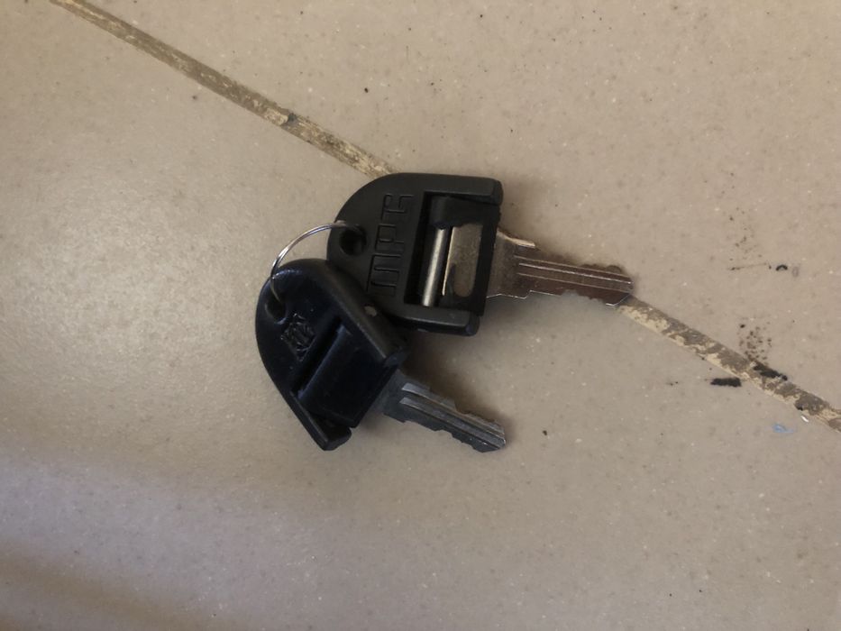 Cofre preto metal um pouco pesado com codico