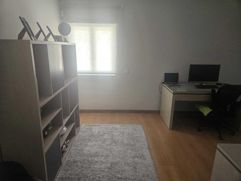 Mobiliário de Escritório — 2 Secretárias + 2 Cadeiras + Móvel de Apoio