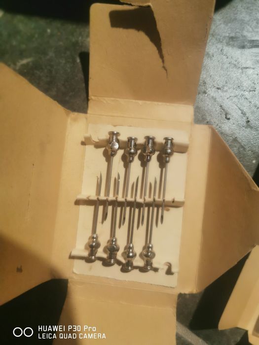 Зажими, пінцети, шприци, голки