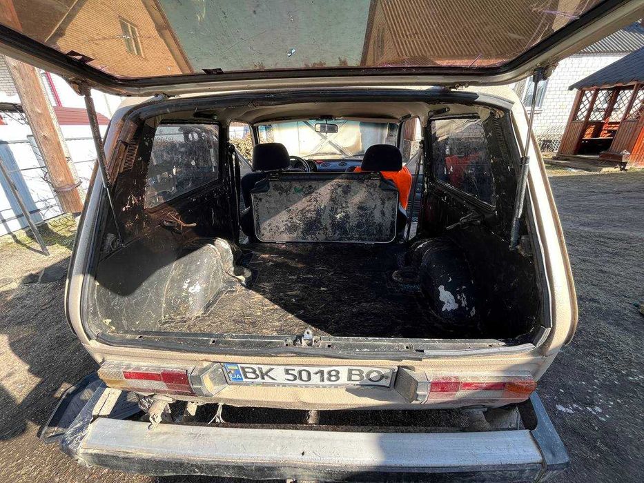 Автомобіль ВАЗ 2121 НИВА