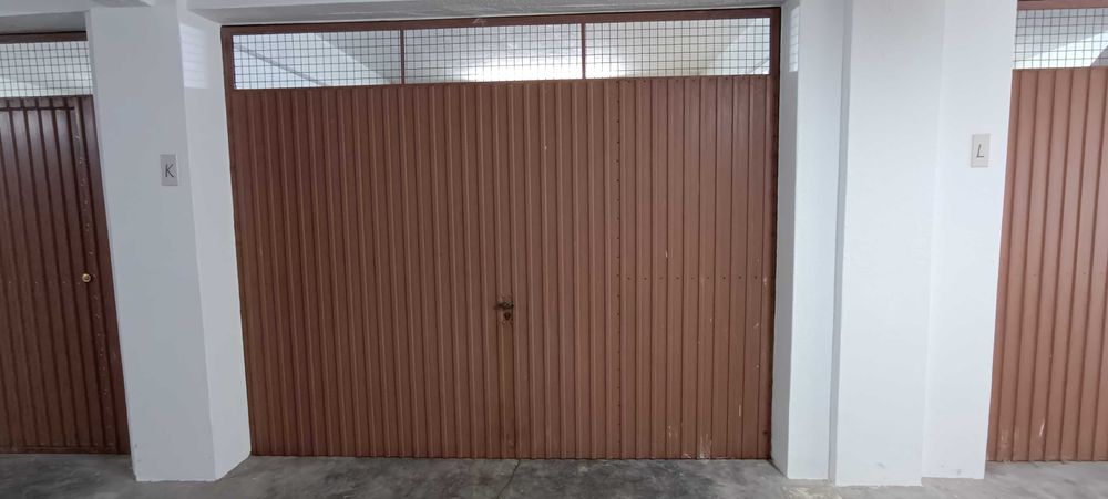 Garagem para arrendar (box) na praia do Baleal, Peniche