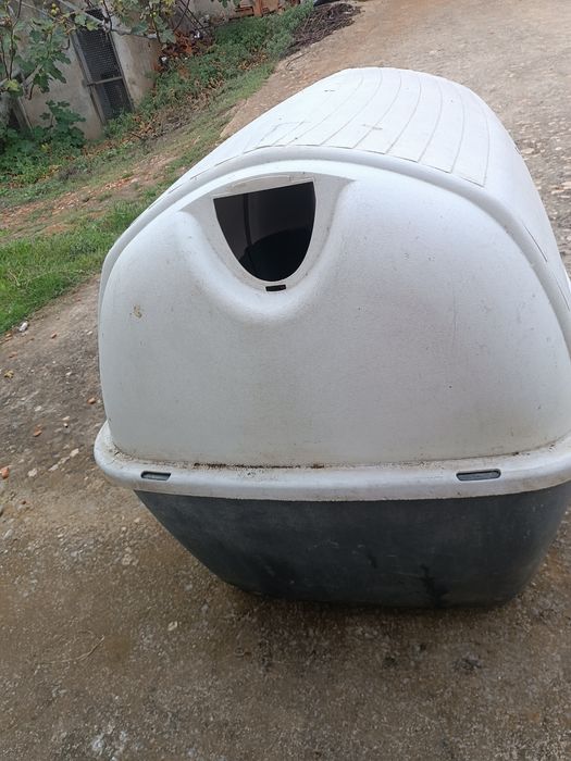 Casota para cão de porte grande ou médio. Espaçosa e lavável.