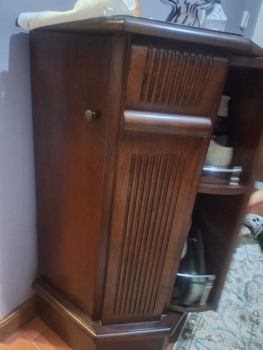 Móvel pequeno com portas laterais de rodar . 72 cm de  altura , 37 cm de profundidade