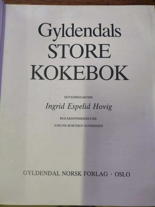 Gyldendals Store Kokebok, um livro de culinária norueguês clássico frequentemente editado por Ingrid Espelid Hovig.