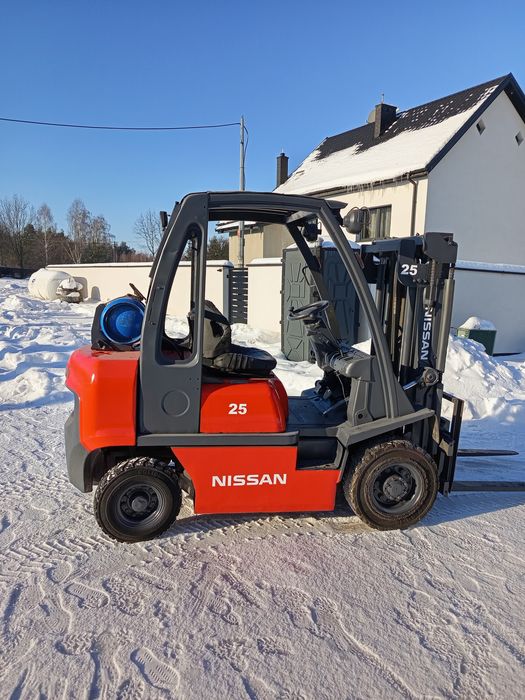 Sprzedam wózek widłowy Nissan udz 2,5 tony przesow boczny