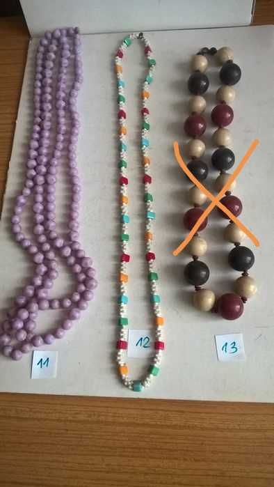 wisiorki , korale i broszki PRL