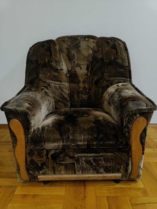 2 коричневих крісла