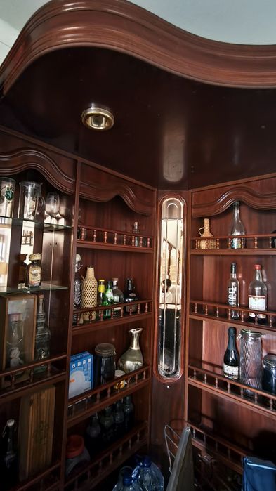 Móvel bar com espelhos