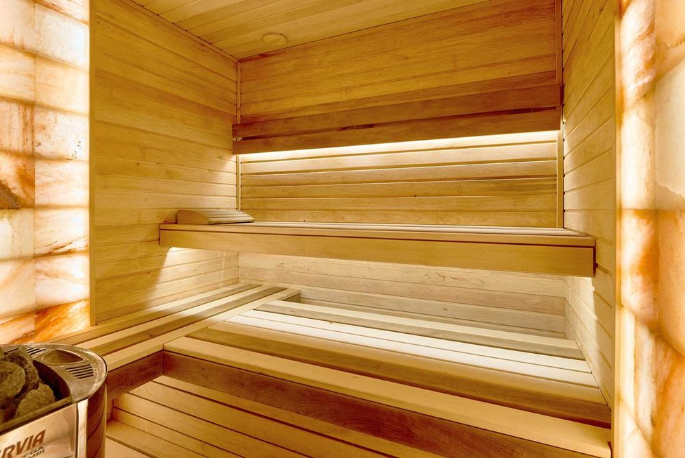 Дизайнерский дом с бассейном  посуточно . Красивый сад с озером, сауна