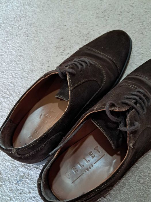 Sapatos em camurça castanhos