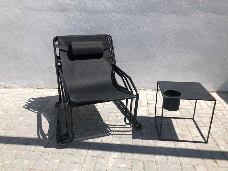 Conjunto jardim - cadeirões, mesa e almofadas.