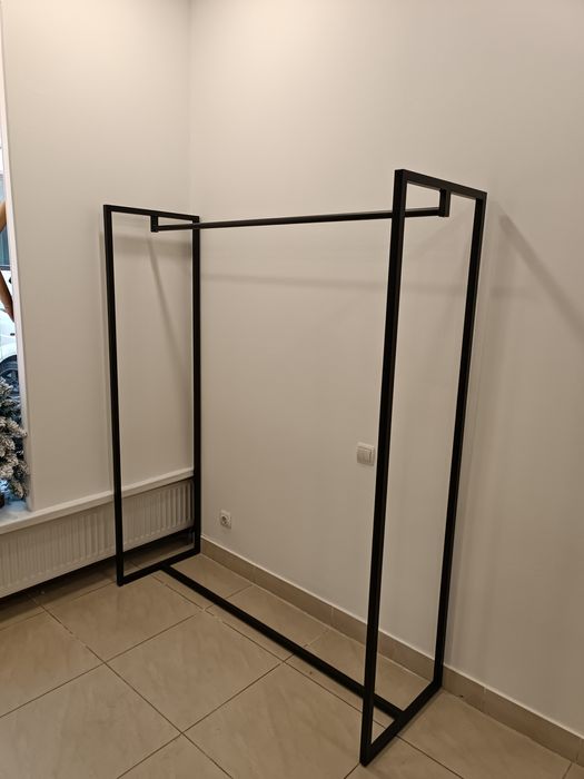 Продається торгівельне обладнання для магазину одягу