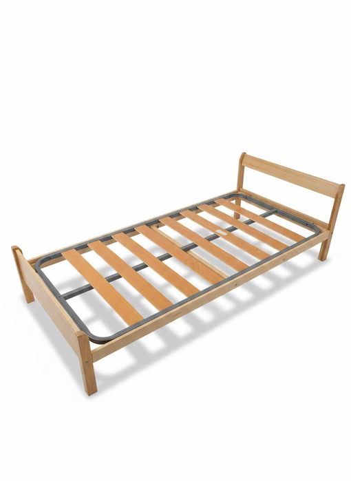 Cama de 1 corpo. Madeira maciça.