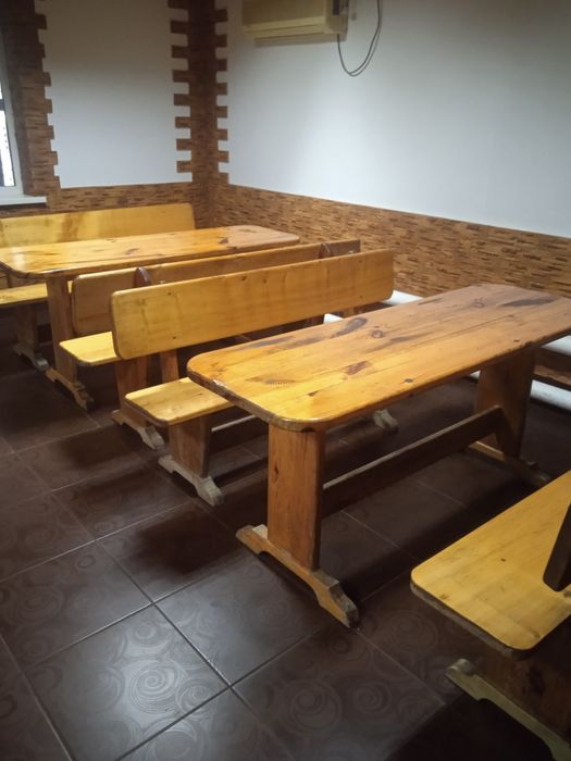 Дерев'яні столи з лавками