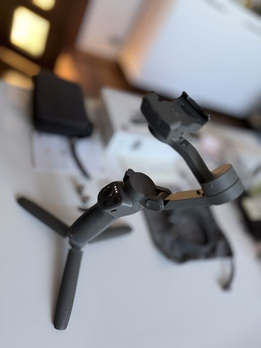 Gimbal  DJI Osmo Mobile 3 Combo + GRATIS