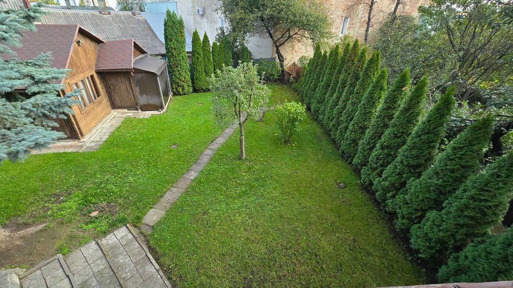 Продається будинок в центрі міста.