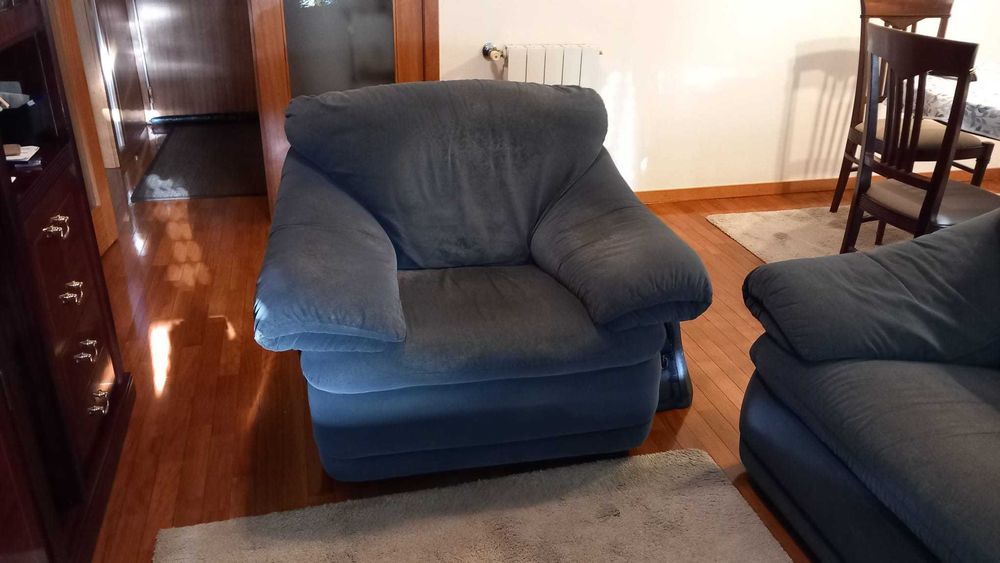 Conjunto de 1 sofá de 3 lugares e 2 sofás de 1 lugar, em tecido azul