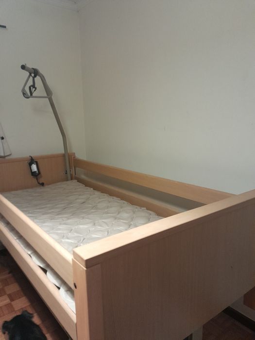 Cama articulada com colchão ortopédico e anti-escaras