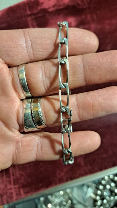 Pulseira em prata contrastada.