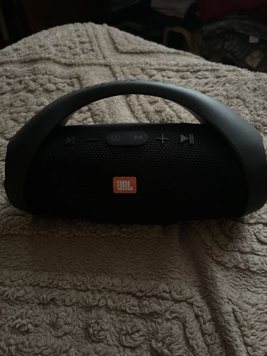 Колонка JBL з чорную ручкою та зарядним кабелем