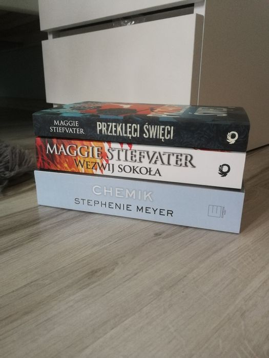 Pakiet 3 książek: Chemik Stephenie Meyer + Wezwij sokoła Maggie Stiefvater + Przeklęci święci Maggie Stiefvater