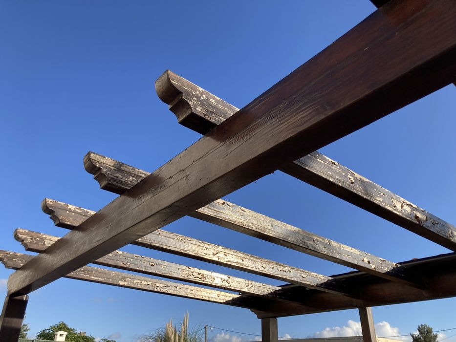 Telheiro madeira (4x2m) com pérgula (4x3m)