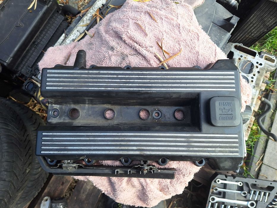 Pokrywa zaworów BMW e36 i z3 silnik M44B19 318is kompletna separator
