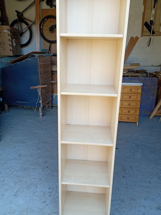 Wysoka szafka z półkami