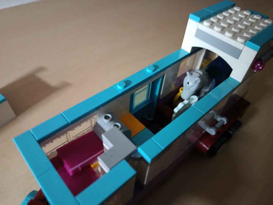 LEGO Friends 41125 Przyczepa lecznicza dla koni