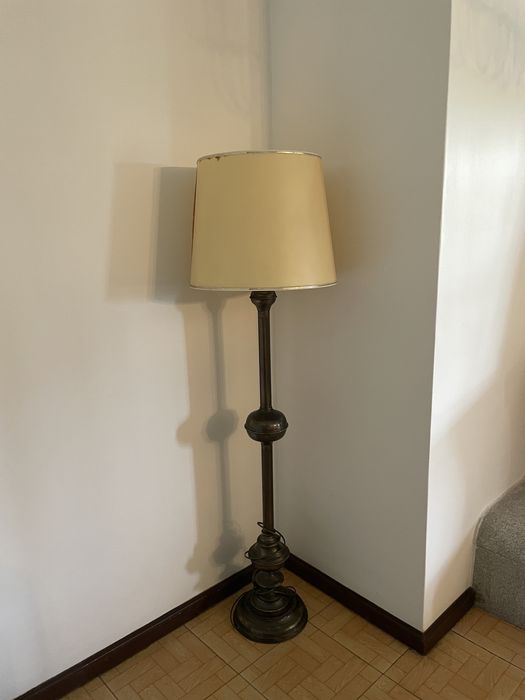 Candeeiro de pé em metal