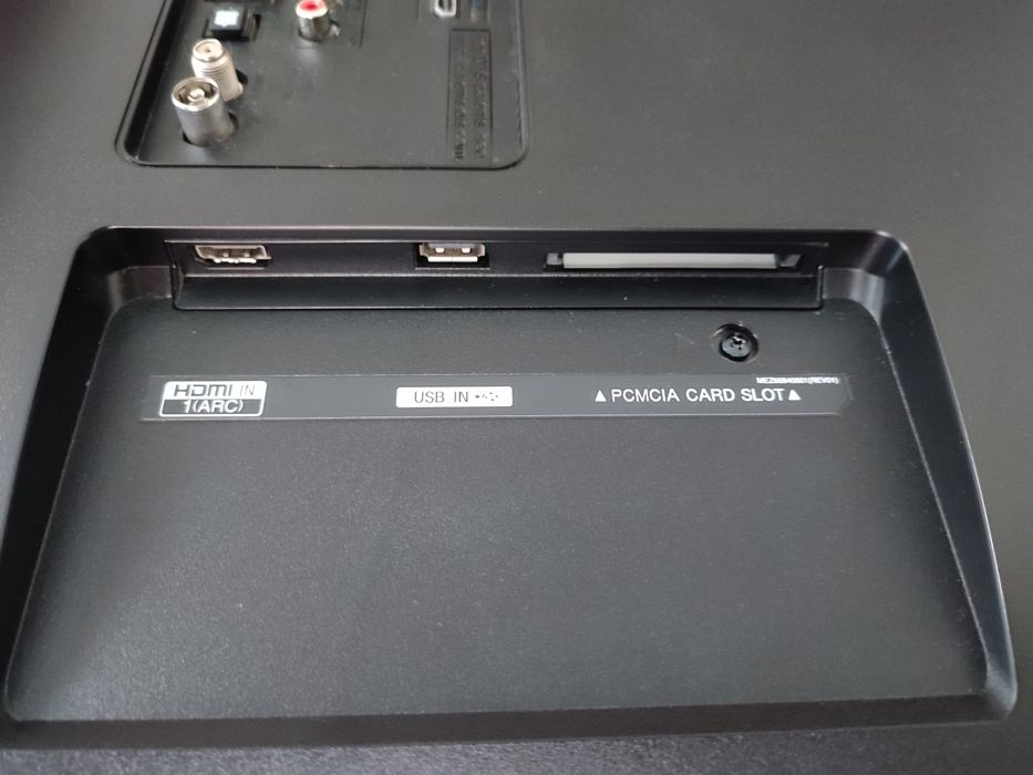 Телевизор LG 43LJ594V Smart tv с подвесом на стену.