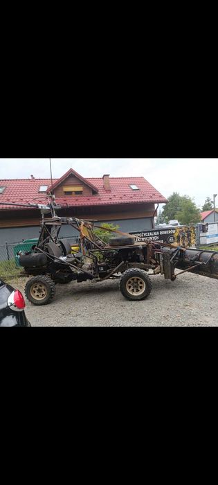 Ciągnik sam 4 x 4 z pługiem