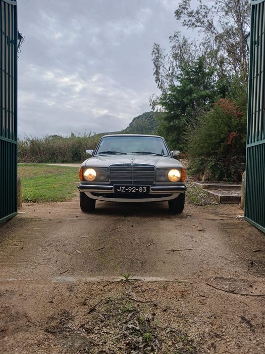 Mercedes 300d W123 reservado