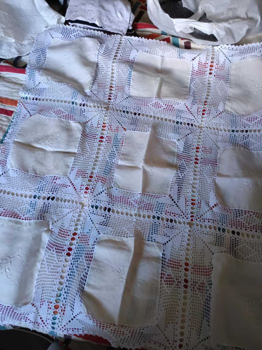 Toalha quadrada aos quadrados, em crochet e linho bordada à mão 83cm