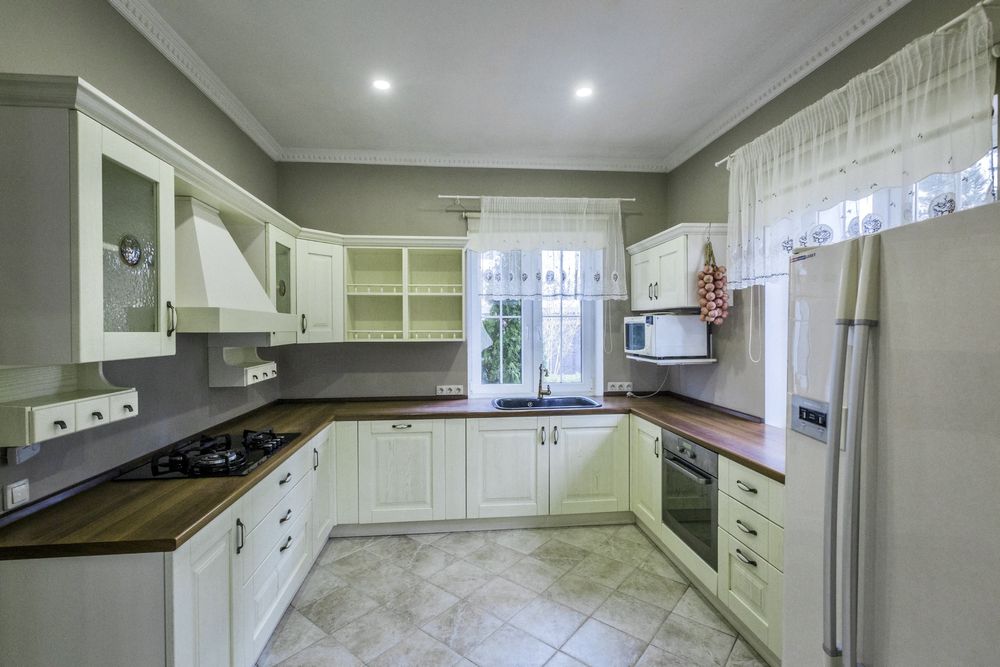 Будинок з басейном Білогородка