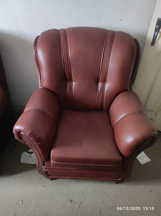 Terno de sofás em pele e madeira castanho em bom estado geral