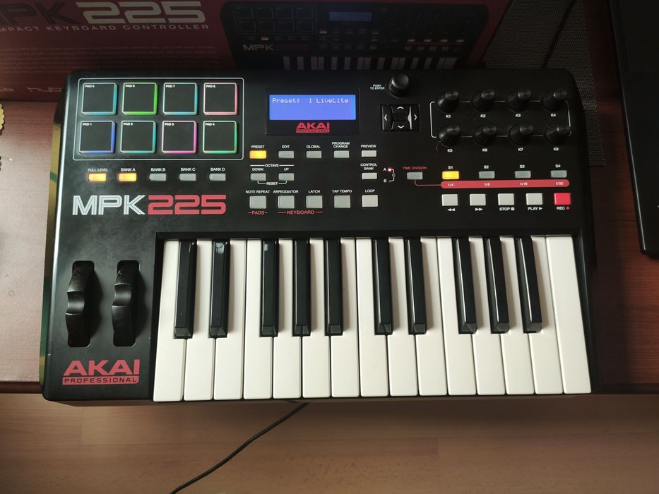 AKAI MPK 225  Super stan