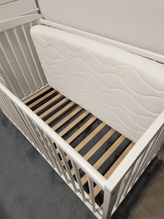 Łóżeczko białe i  materac Hilding
