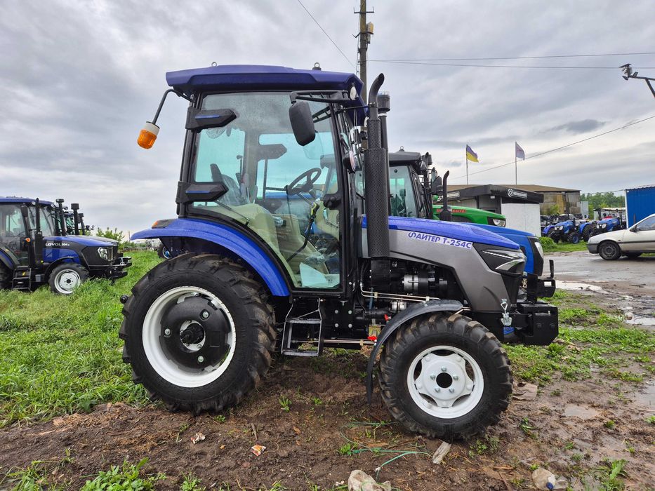 Трактор с кабиной Файтер Т254С герметичная обшитая кабина