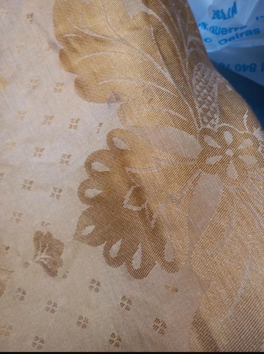 Tecido adamascado dourado,  para forrar sofás/cadeiras ou p/cortinas