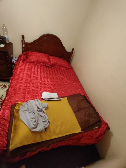Cama, cómoda, espelho e cadeira