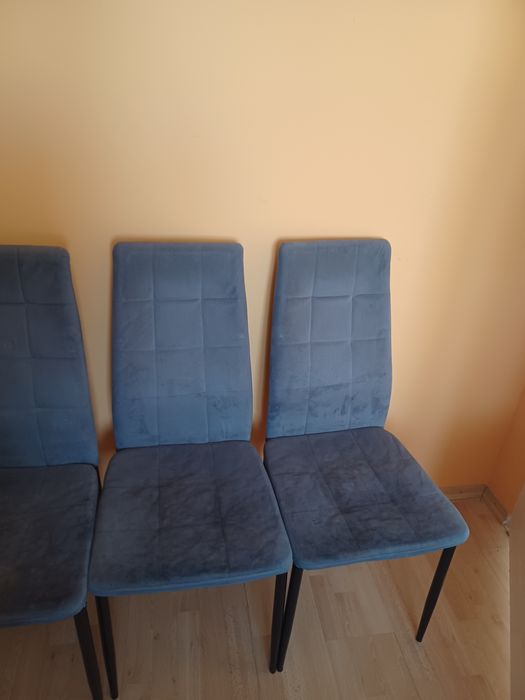 Sprzedam cztery krzesla.