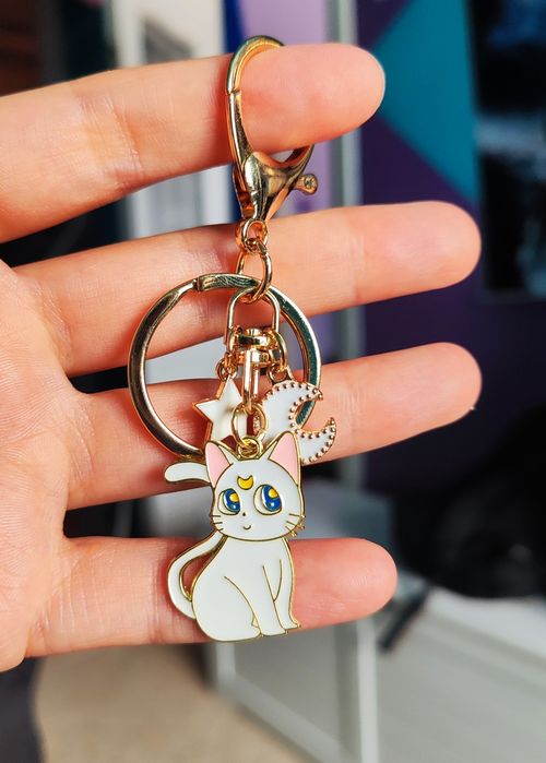 Sailor Moon - metalowy breloczek Kot Artemis.