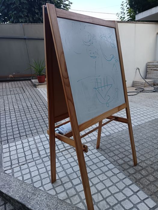 Quadro de dupla face de  lousa e branco