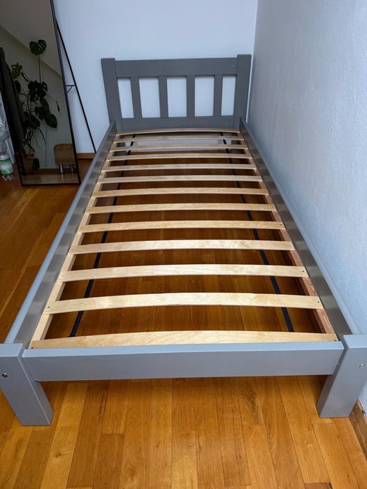 Sprzedam łużko jednosobowe z materacem .