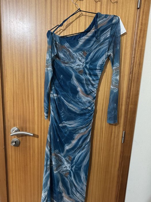 Vestido Midi Assimétrico (One Shoulder) em Tule