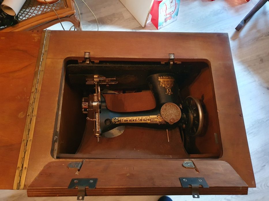 Máquina Costura SINGER Vintage com móvel integrado