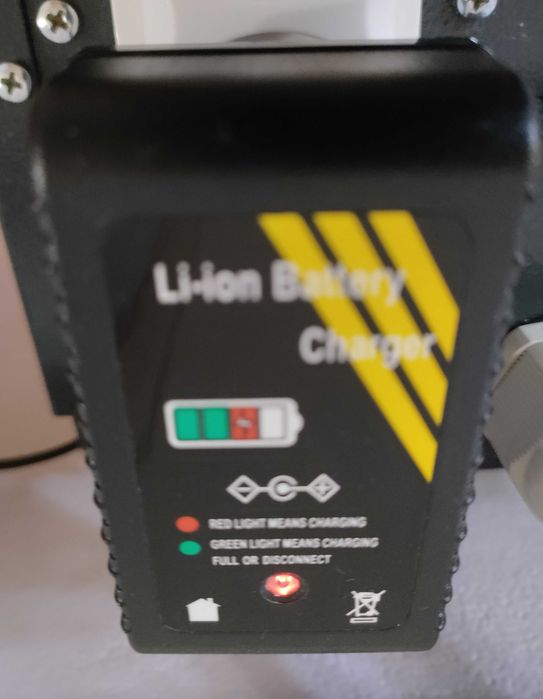 Зарядное 12.6V/2A к литий-ионным блокам