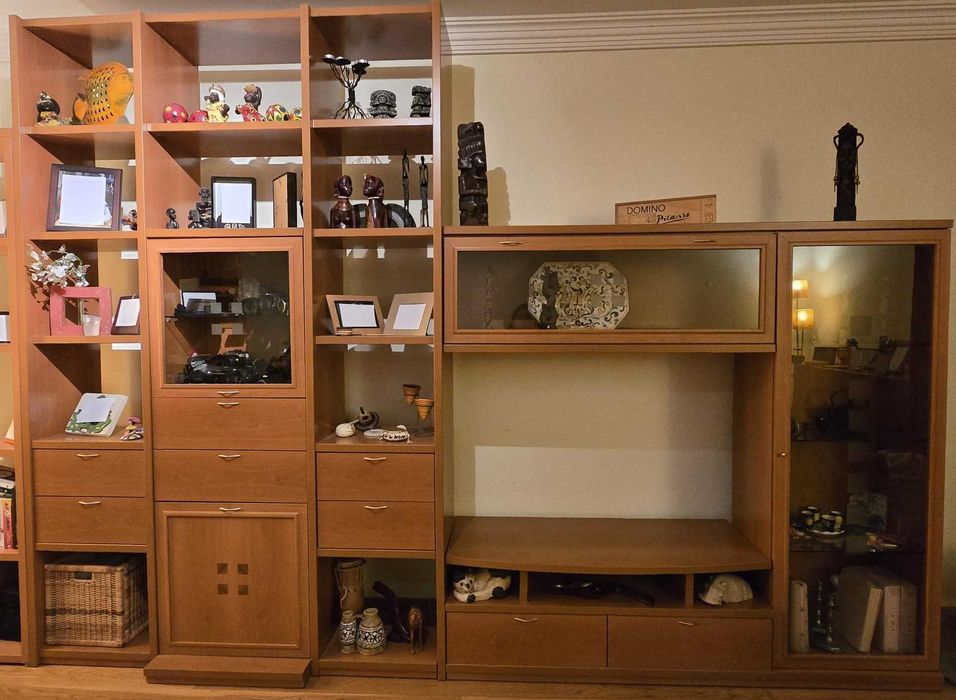 Móvel de Sala - estantes, aparador, mesa e cadeiras