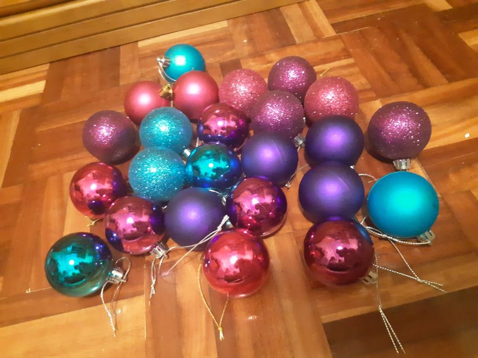 Enfeites de natal em rosa, roxo e azul